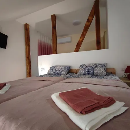 Varos & Restaurant Apartamento Pirot